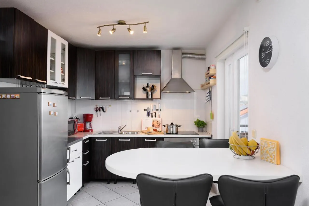 Aspen 2Bedroom Apartment With Seaview Trogir